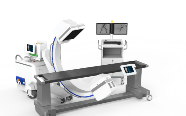 Imagen del arco en C IMS Taurus, destacando su detector plano de 30x30 cm, generador de rayos X de 25 kW, y capacidad para optimizar procedimientos quirúrgicos como ortopedia e intervencionismo vascular, garantizando precisión y comodidad en el entorno quirúrgico.